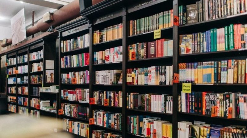 Поэзию он любит или за чем другим пришел в отдел поэзии, при этом иностранной? Посмотрим, удивимся смотреть онлайн