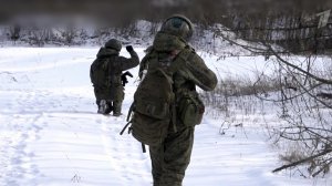 Бойцы инженерных войск обеспечивают безопасные коридоры для движения пехоты и техники.