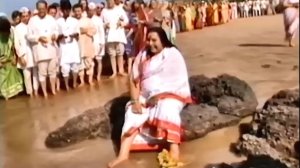 29-Шри Матаджи с детьми в Ганапатипуле во время тура по Индии 12 декабря 1989 года (EN)