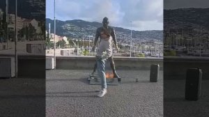 В Португалии подожгли статую Роналду!!!