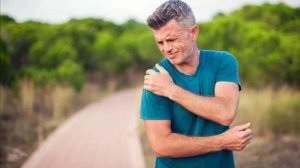 Им плохо, а они... не просят помощи и терпят. Так кто они, мужчины иль глупцы, посмотрим и рассудим