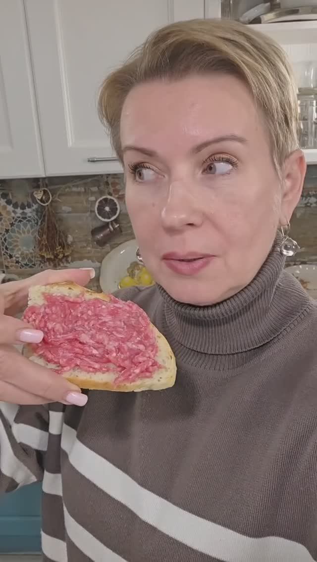 намазала сырой фарш на хлеб зачем? ленивый бургер #ташамуляр #бургер #просто смотреть онлайн