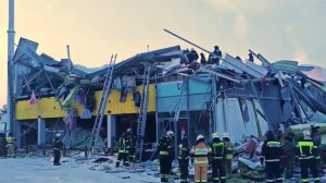 В Новосибирске обрушилось двухэтажное здание торгового центра.