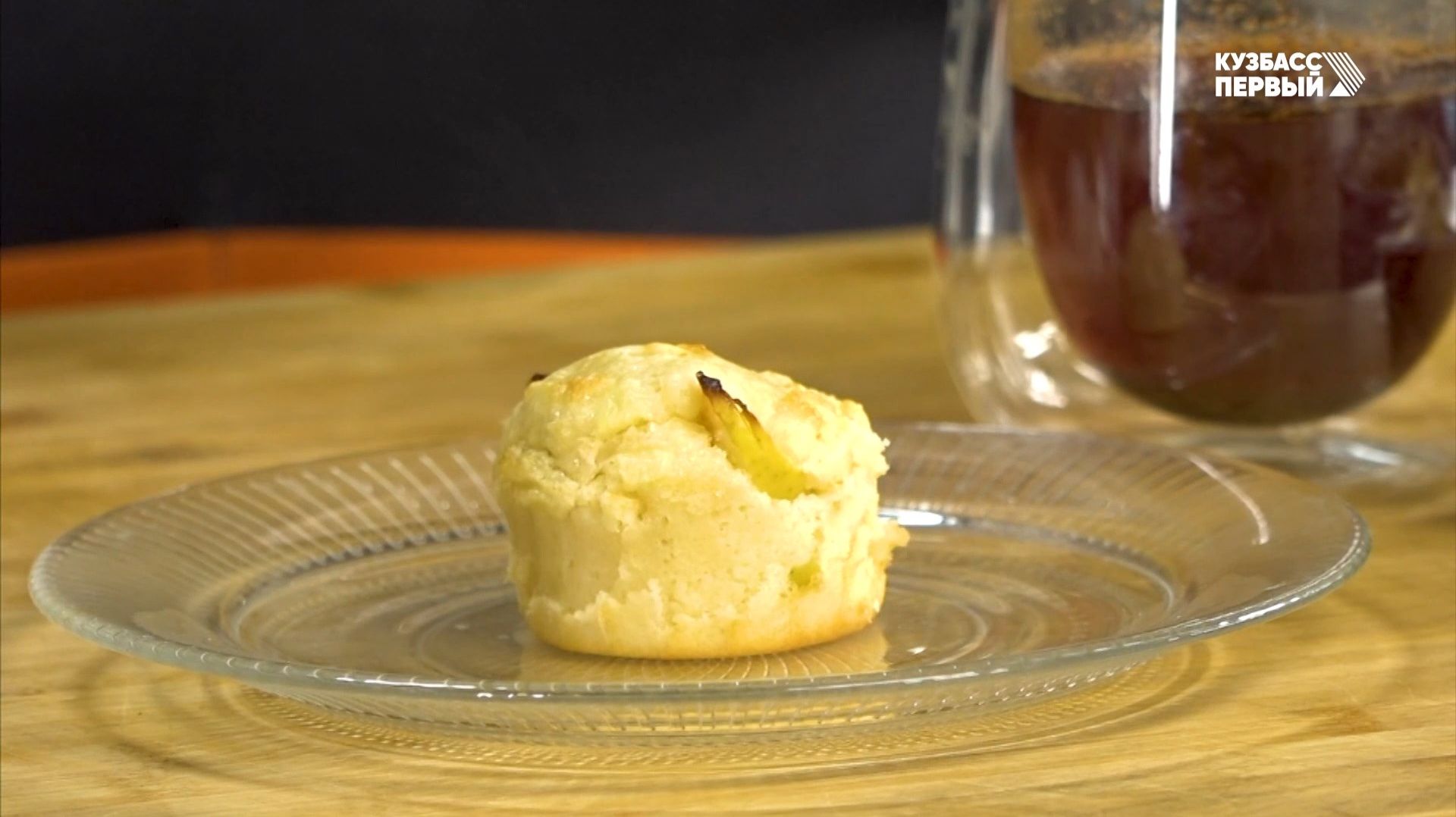 Готовим с Дикраном. Маффины с яблоком и корицей и безалкогольный грог смотреть онлайн