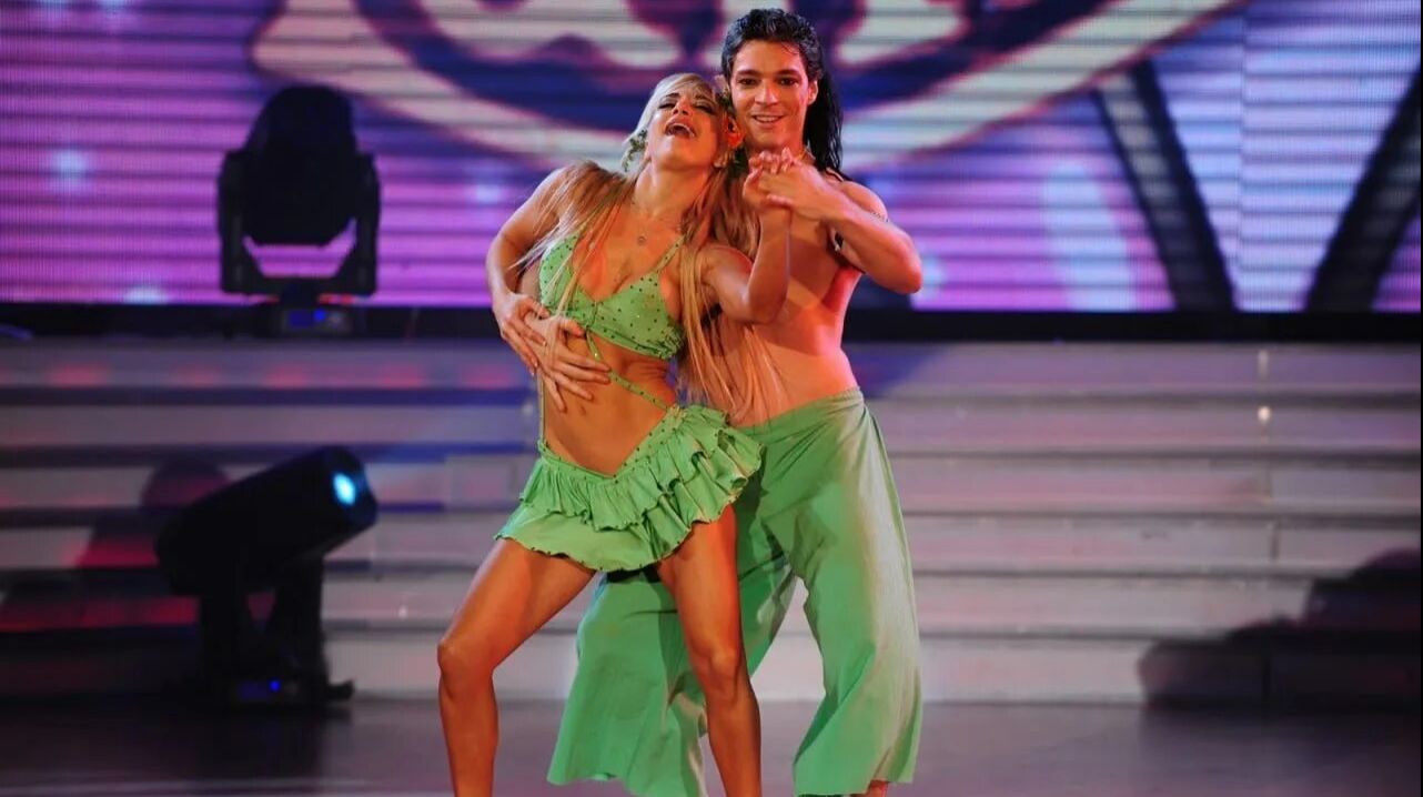 Ламбада танец, эта пара с  помощью него перенесет нас в ту страну, где море, солнце, пляжи... рай смотреть онлайн