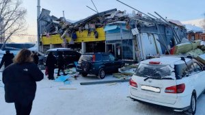 Крыша двухэтажного торгового центра обрушилась в Новосибирске. Два человека пострадали