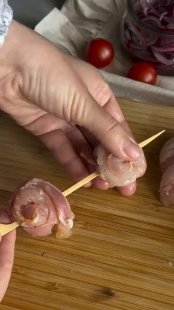 Шашлычки из куриной грудки с беконом смотреть онлайн