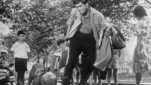 "Я шагаю по москве". Смотрим вместе легендарное кино смотреть онлайн