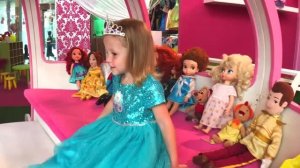 Настя как принцесса Эльза и ТАЙНАЯ КОМНАТА с Каретой