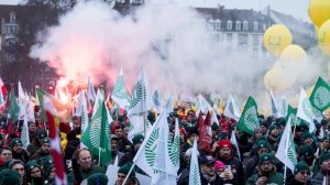 Фермеры устроили массовые протесты у здания Европарламента в Страсбурге