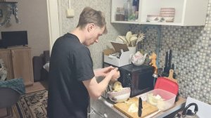 МНЕ ТЕПЕРЬ ПО КУХНЕ ПОМОГАЕТ ПОМОЩНИЦА МОЯ