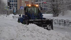 Дорожники очищают улицы Белоярского от снега