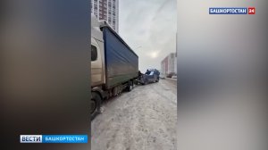 Припаркованную фуру, мешающую уборке снега, эвакуировали в Уфе