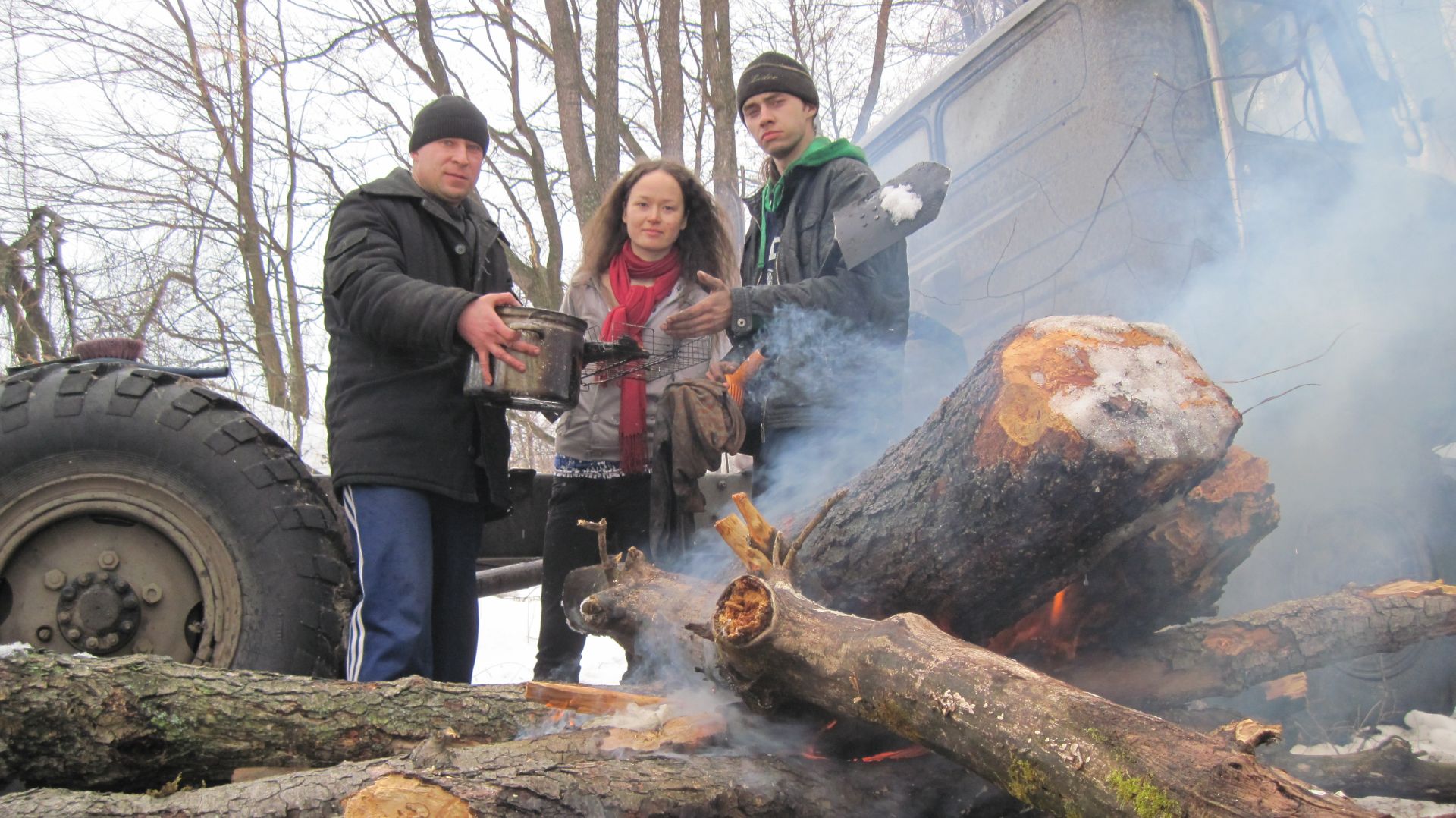 По сугробам на ГАЗ-66. Бархатный шашлык в лесном овраге! Прикол) смотреть онлайн