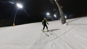 лыжники спасают сноубордиста на красной горке