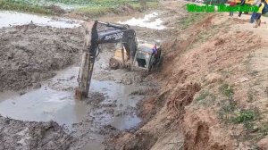 Невероятная авария экскаватора, который затонул и застрял в глубоком Иле.