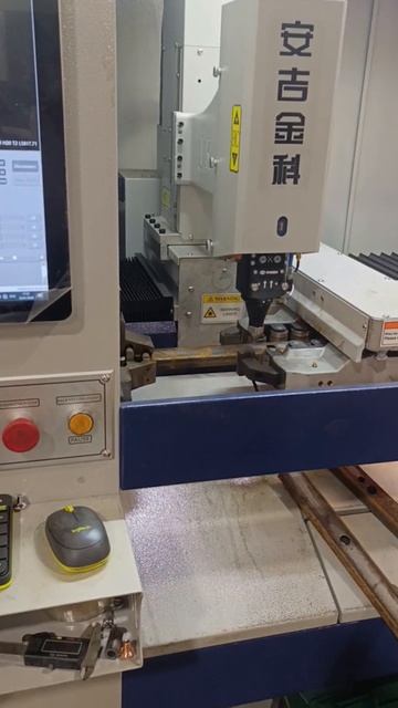 Резка труб на высокоскоростном лазерном труборезе LPC80-A5-AF6000/3000 Raycus смотреть онлайн