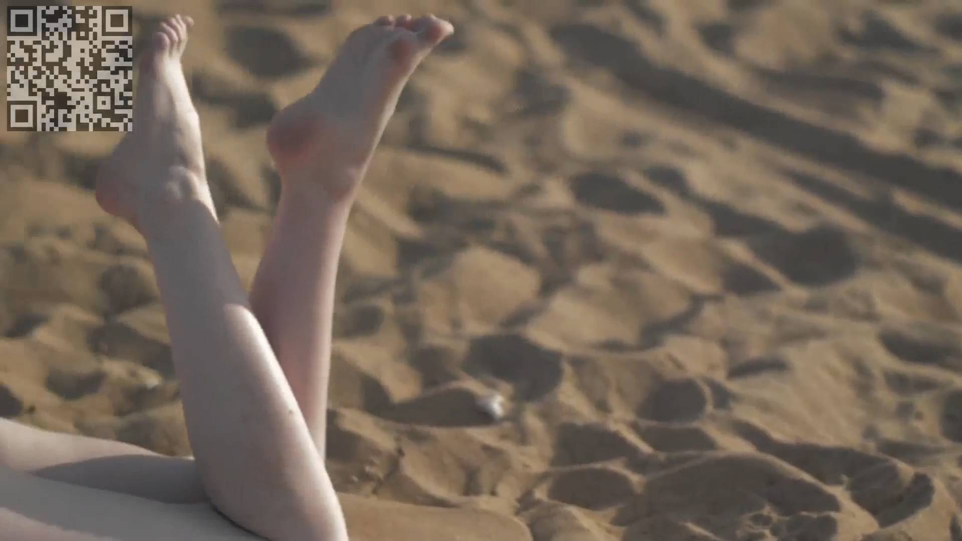 Девушка загорает. смотреть онлайн