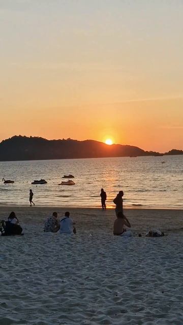 На пляже ПАТОНГА смотреть онлайн