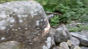 Лучик света падает на древний дольмен, мегалитическое сооружение из камня с пазами для сборки