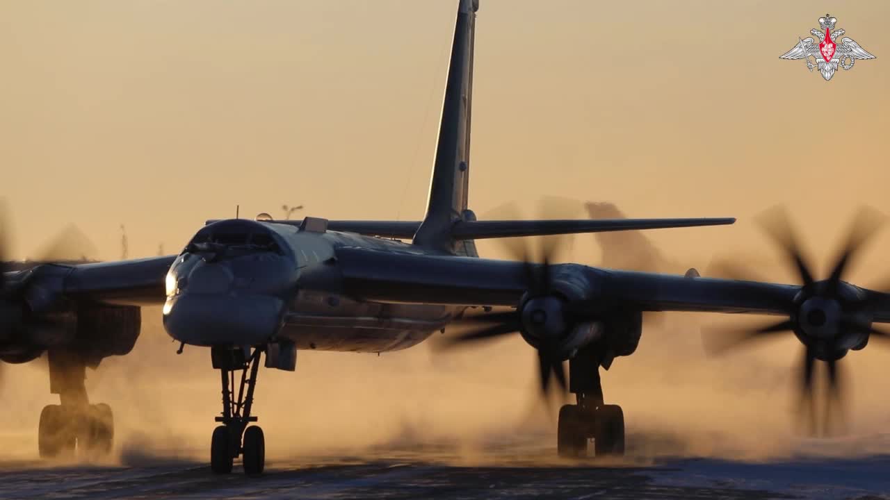 Стратегические ракетоносцы Ту-95мс дальней авиации выполнили плановый полет в воздушном пространс... смотреть онлайн