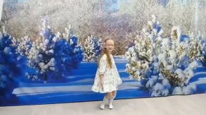 "Ёлочке не холодно зимой", Исполняет: Лебедева Кристина, 7лет