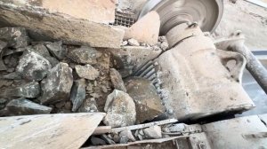 Массовое дробление камня - крупные валуны дробятся щековой дробилкой #камнедробилка #дробление камня