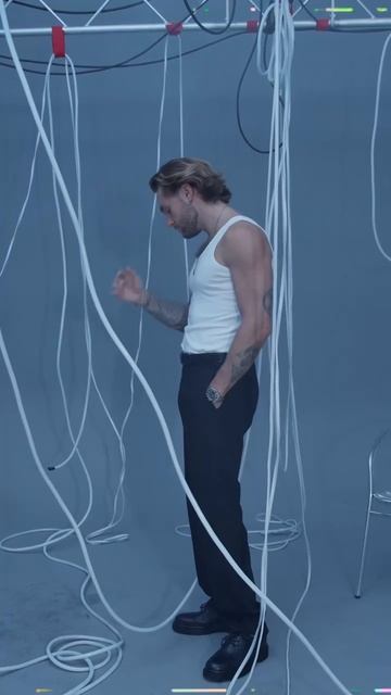 Иногда музыка приходит не чтобы что то нам доказать, а чтобы просто быть рядом🧬 смотреть онлайн