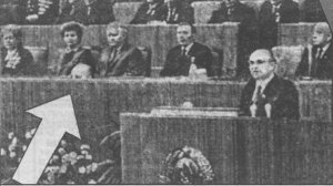 Голова Горбачёва лежала на столе президиума...