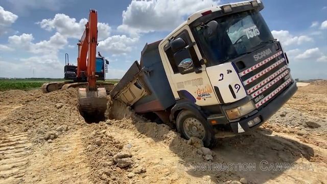 Amazing dump trucks stuck deep in mud recovery by Hitachi excavator successful. смотреть онлайн