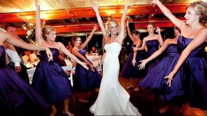 На этой свадьбе гостьи такой горячий танец исполнили, запомнится он точно, и надолго без сомнений