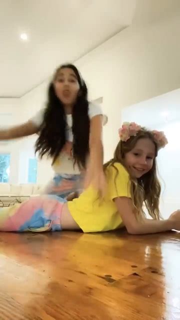 Nastya and Evelyn - best friends dance смотреть онлайн