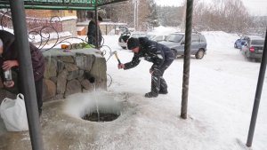 Подходить нужно аккуратно и желательно в нескользящей обуви