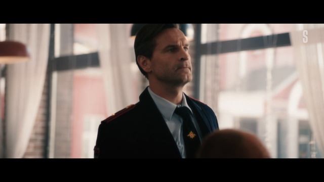 Полицейский успокоил дебоширу ударив его головой об стол смотреть онлайн