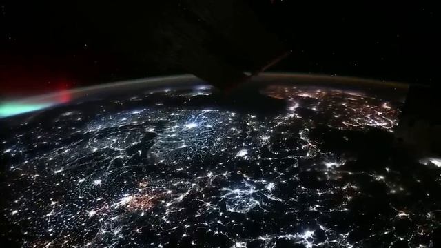 С борта МКС зафиксировано одно из самых ярких полярных сияний. смотреть онлайн