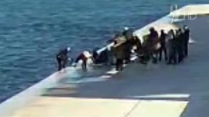 В Севастополе спасли подростка, который упал в море с бетонной набережной.