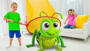 Дети изучают насекомых и природу.