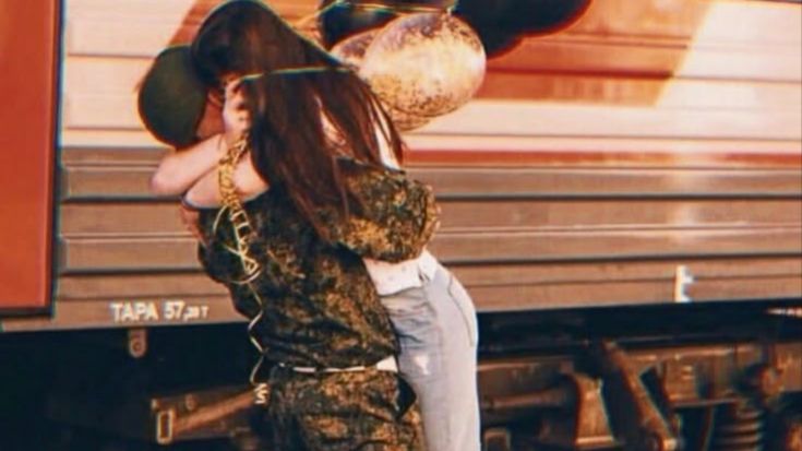 Он отслужил, вернулся, она ждет, да только для чего?  Бывает же такое, в самом деле... смотреть онлайн