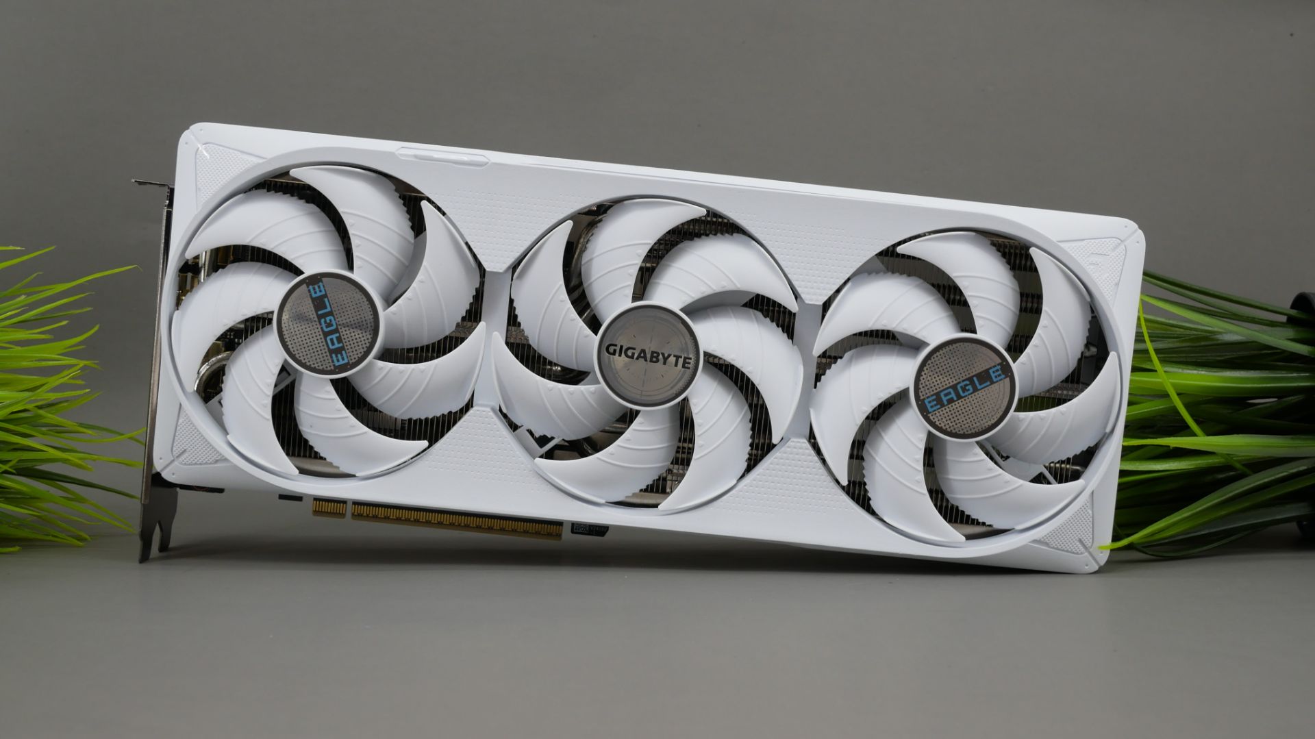 Белоснежная и лаконичная: обзор видеокарты Gigabyte GeForce RTX 5070 Ti Eagle Ice SFF