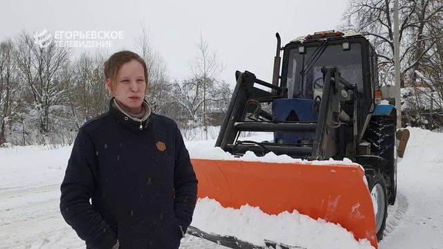 Девушка-тракторист расчищает дороги от снега в егорьевских деревнях смотреть онлайн