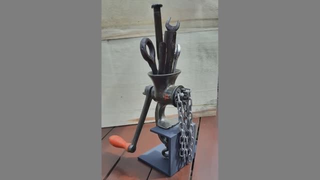 Произведение искусства из старых инструментов. смотреть онлайн
