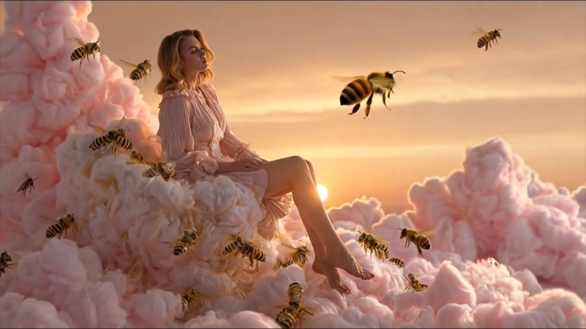 КОРОЛЕВА - ПЧЁЛ смотреть онлайн