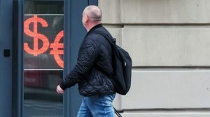 Аналитик отметил снижение доверия к доллару и евро