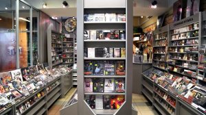 Диск с фильмом  дешево клиент купить хотел, и продавец помог, за что заплачено, то и получено, и все