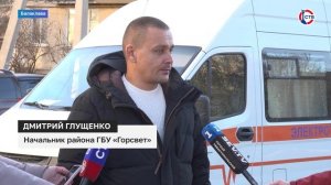 В сквере имени Горького в Балаклаве сотрудники «Горсвета» восстанавливают наружное освещение