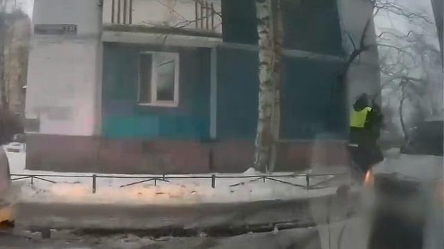 Дворник эффектной подножкой помог задержать пьяного лихача В Петербурге смотреть онлайн
