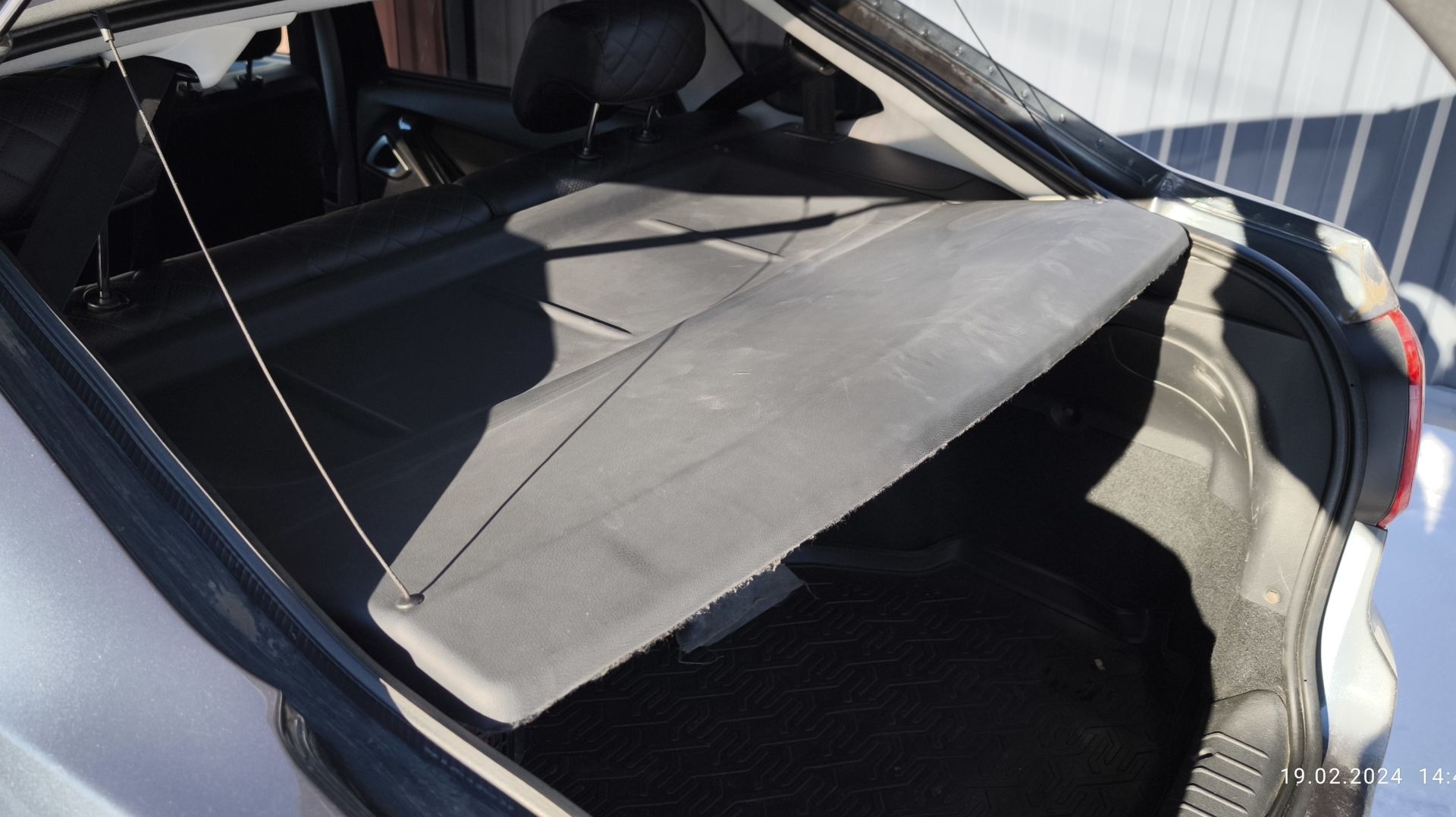 Перетяжка экокожей задней полки от автомобиля Лада Гранта лифтбек. смотреть онлайн