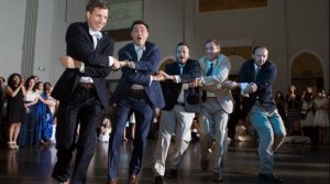 На свадьбе жениха друья так мастерски станцуют, просто молодцы, друзья такие дорогого стоят