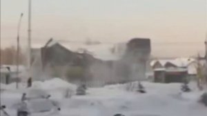В Новосибирске, предположительно из-за снега, обрушился ТЦ, верхние этажи буквально сложились.