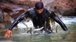 Очень сложный способ рыбалки. Много крючков.